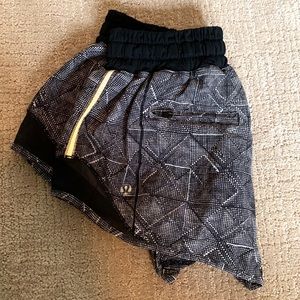 LULULEMON HOTTY HOT I SHORT 2.5”